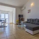 Faszinierendes Nur 80 Meter Zum Mit Meerblick, Pool, Parkplatz Apartment