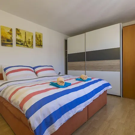 Faszinierendes Nur 80 Meter Zum Mit Meerblick, Pool, Parkplatz Apartment *