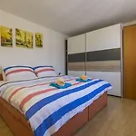 Faszinierendes Nur 80 Meter Zum Mit Meerblick, Pool, Parkplatz Apartamento *